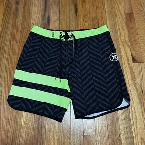 Hurley Phantom Men’s Board Shorts Size 34 Black/Green Geometric Drawstring